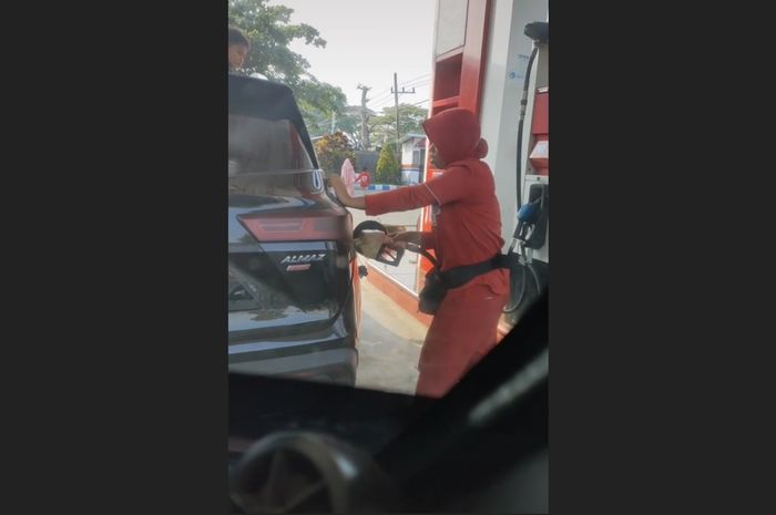 Nozzle Pompa SPBU Nyangkut di Wuling Almaz Viral di TikTok