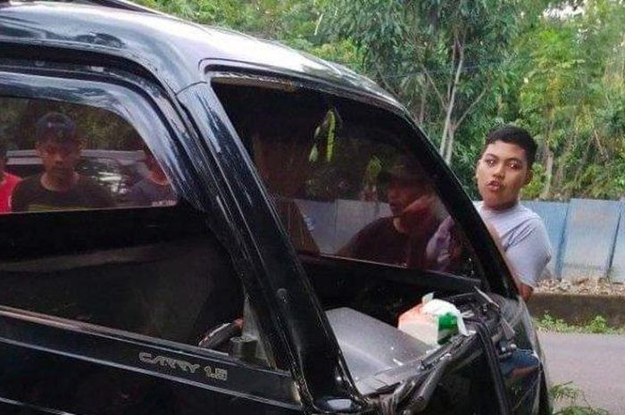 Suzuki Carry Pikap yang menabrak seorang warga yang tengah menjemur pakaian di Kampung Karang Kasia Tala-tala, Bissappu, Bantaeng, Sulawesi Selatan