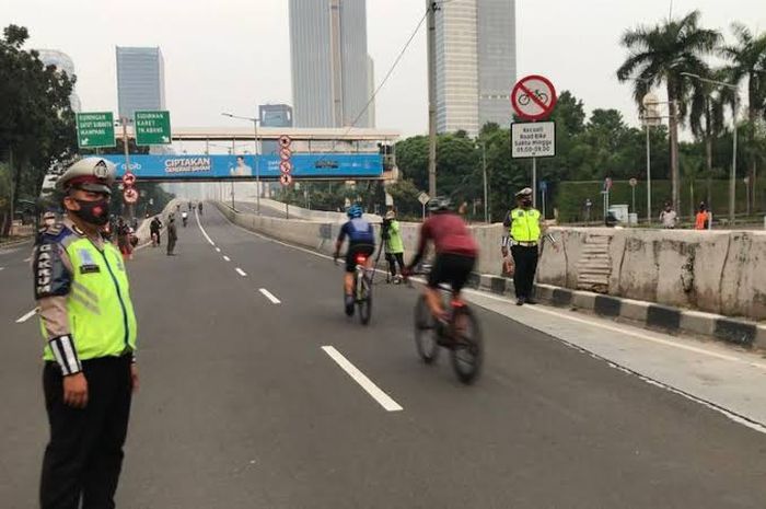 Uji coba sepeda road bike boleh melintasi JLNT Casablanca di Jakarta pada Sabtu dan Minggu pukul 05.00 - 09.00 WIB