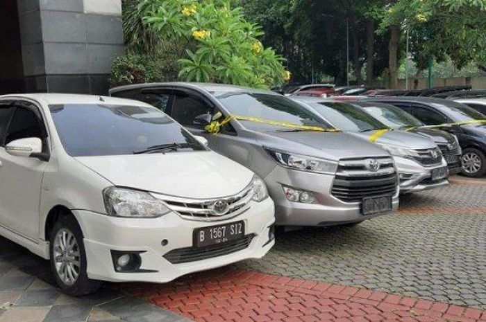 Toyota Etios Valco, Kijang Innova dan deretan mobil rental yang digelapkan komplotan empat orang diotaki wanita di Polda Metro Jaya