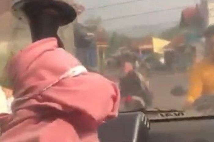 Video kaca Nissan Almera bolong dilempar batu 