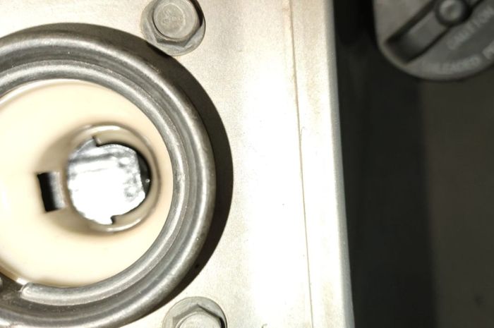 Lubang Tangki Bahan Bakar Mobil Wuling dengan Klep Penutup