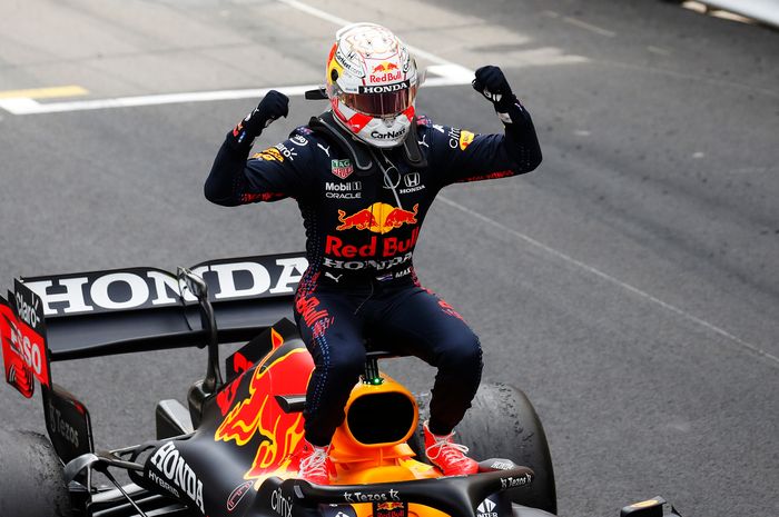Max Verstappen raih kemenangan F1 Monako dan curi puncak klasemen dari Lewis Hamilton. 