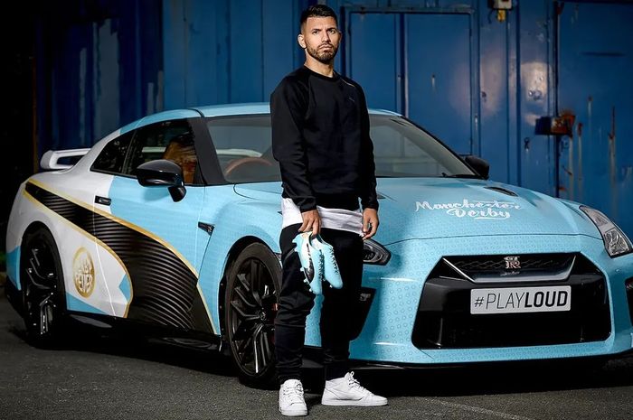 Sergio Aguero bersama Nissan GT-R rakitan 2016 miliknya.