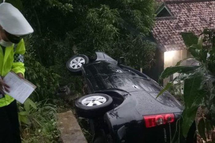 Toyota Avanza nopol BG 1592 PG terguling di pekarangan warga setelah tabrak Avanza lain dan truk di Jalinsum KM 36-3, Lampung Selatan