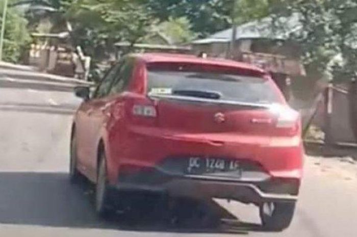 Suzuki Baleno Hatchback saat terekam melakukan tabrak lari ke pengendara Honda Revo di Sulawesi Barat
