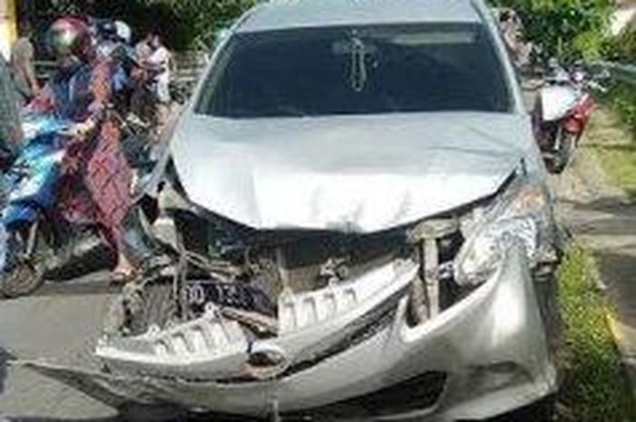 Toyota Avanza terburai depan akibat sabet motor dari arah berlawanan dan tabrak pikap parkir di Pajukukang, Bantaeng, Sulawesi Selatan
