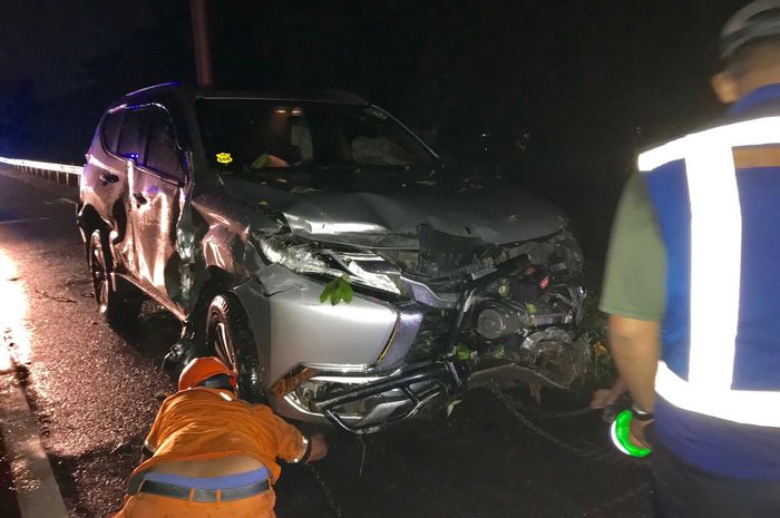 Mitsubishi Pajero Sport kecelakaan di Tol Jagorawi setelah mengalami aquaplaning. 