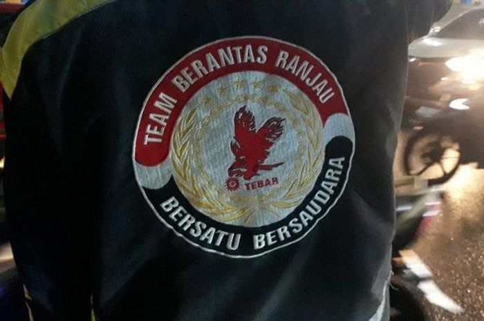 Komunitas Ojol Tebar (Team Berantas Ranjau) tengah mencari ranjau paku yang bertebaran di Jalan Gatot Subroto pada Jumat (21/5/2021). (TRIBUNJAKARTA.COM/SATRIO SARWO TRENGGINAS)