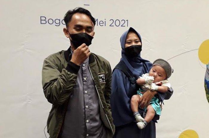 Driver ojek online Jeje Fauzy (23) dan istrinya Siti Aisyah (22) bersyukur anak mendapat operasi bibir sumbing secara gratis.