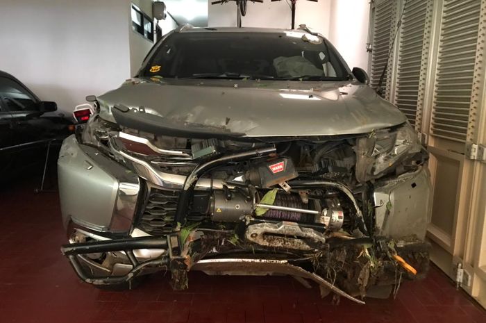Mitsubishi Pajero Sport setelah mengalami kecelakaan di Tol Jagorawi