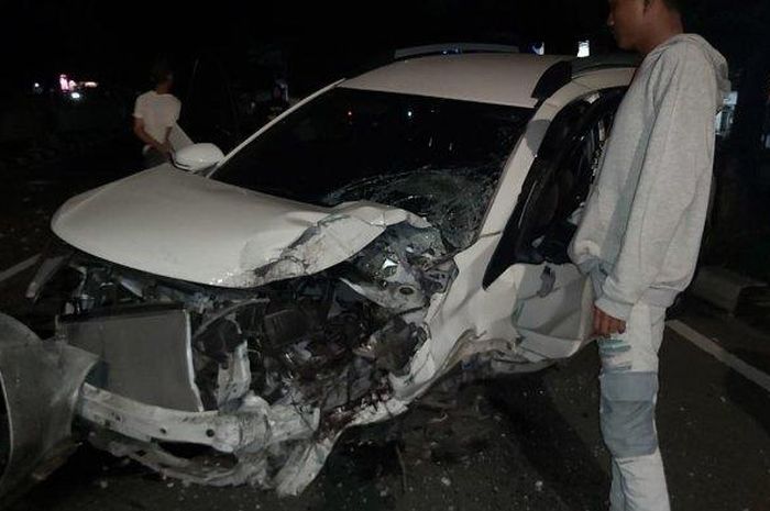 Honda BR-V hancur terjang tiang listrik beton dan pohon di Tebet, Jakarta Selatan