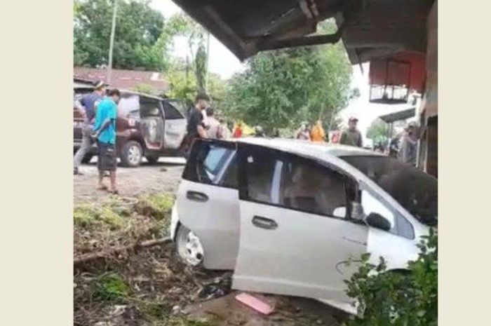Honda Jazz GE8 tabrak kios warga hingga sebabkan tiga orang tewas di desa Nuha, Kahu, Bone, Sulawesi Selatan