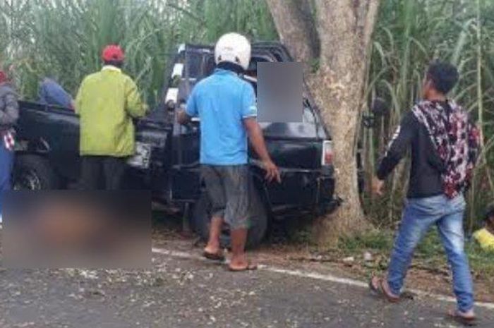 Mitsubishi L300 Pikap tabrak pohon hingga sebabkan delapan nyawa melayang di Poncokusumo, Kabupaten Malang, Jawa Timur