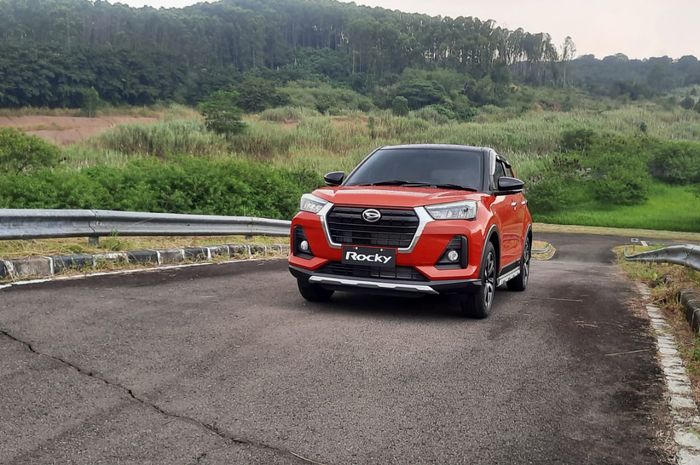 Daihatsu Rocky saat melibas jalur tanjakan dengan kemiringan 10 defajat