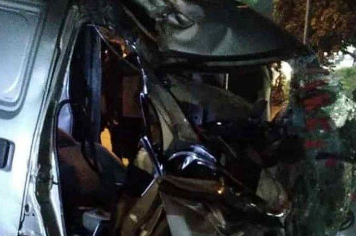 Gran Max ambulans terlibat kecelakaan maut dengan sebuah truk