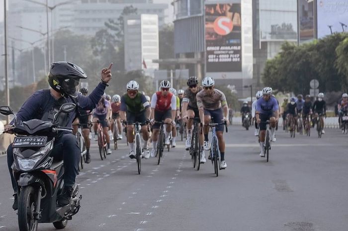 Pengendara Honda BeAT acungkan jari tengah ke rombongan pesepeda yang serobot jalan mobil dan motor