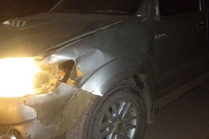 Toyota Hilux yang dikemudikan Camat bonyok setelah menabarak seorang warga
