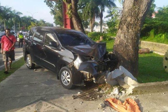 Toyota Avanza loncat ke trotoar dan tumbuk motor sampai petugas kebersihan