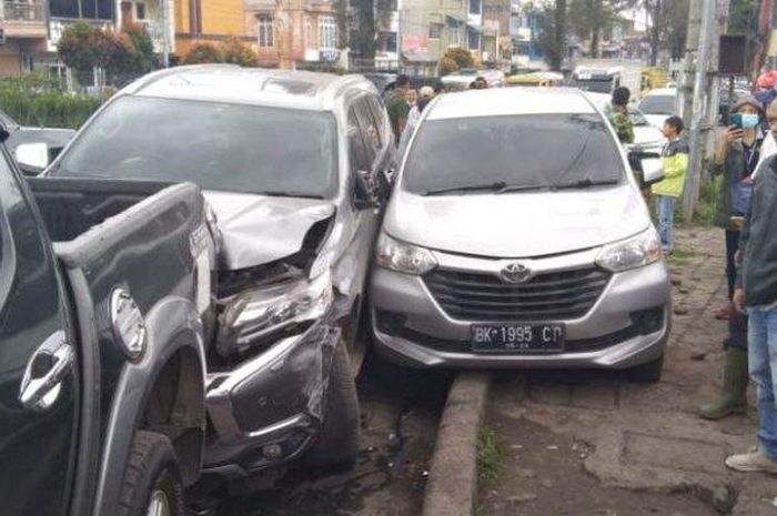 Mitsubishi Pajero Sport menabrak empat mobil di sekitar Tugu Perjuangan, Berastagi, Sumatera Utara