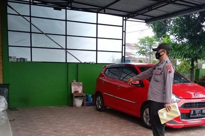 Poisi melakukan olah TKP pencurian Pajero Sport 