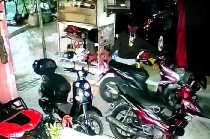 Rekaman CCTV aksi pencurian sepeda motor di Jalan Batako RT 01/RW 07, Pesanggrahan, Jakarta Selatan 