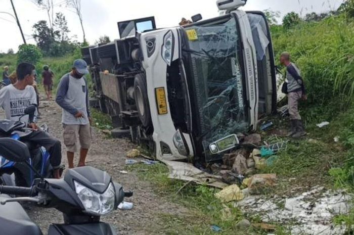 Bus AKAP PO Sambodo jurusan Jakarta-Padang terguling di tikungan Harmoko, Musi Banyuasin, Sumatera Selatan
