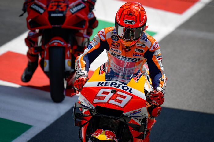 Marc Marquez akui bermasalah setiap bermanuver ke sisi kanan karena memberatkan tulangnya yang cedera. 