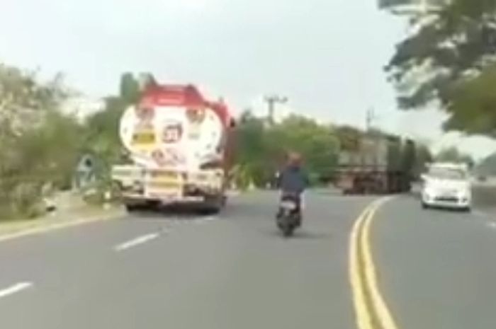 Truk pengangkut  BBM masuk ke parit