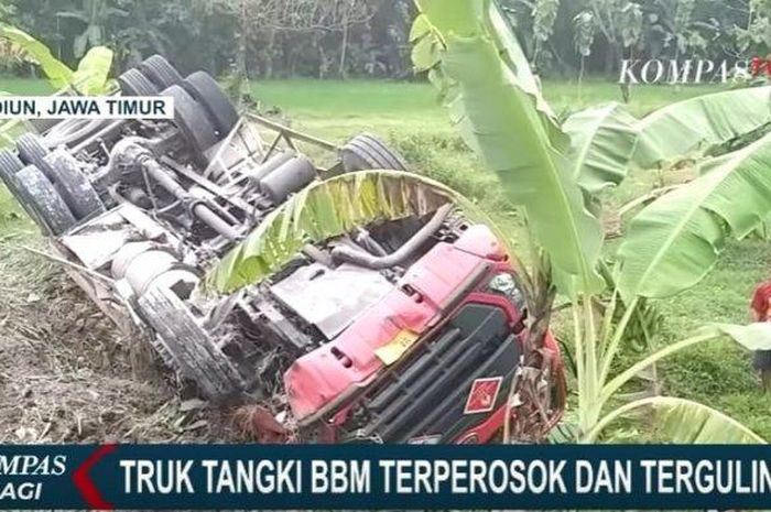 Video truk tangki Pertamina terguling setelah terperosok ke parit viral di media sosial. 