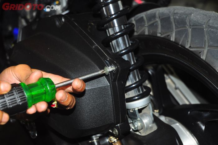 Ilustrasi baut box filter udara motor