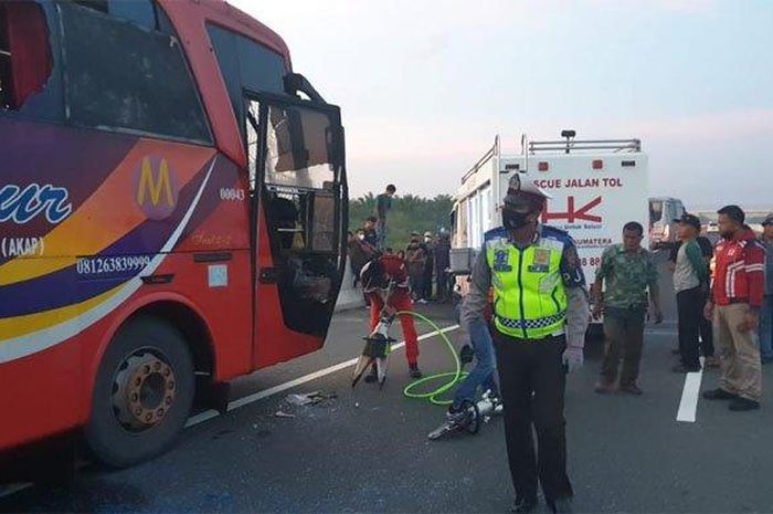 Bus Makmur Seruduk Bus Rapi di Tol Pekanbaru-Dumai