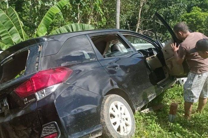 Honda Mobilio masuk di sela-sela pagar pembatas jalan