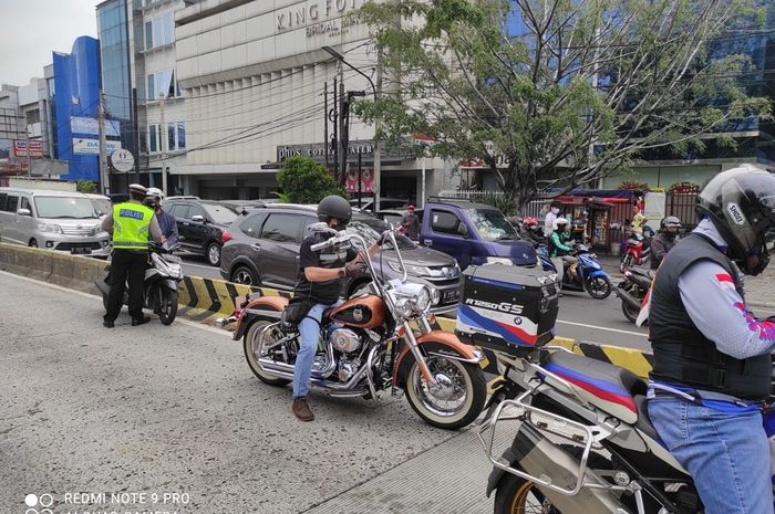 Tak hanya rombongan moge, Honda Vario 125 juga ditilang polisi karena masuk jalur busway