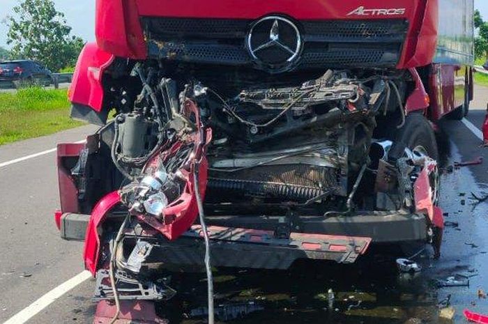 Truk trailer muatan rokok, Mercedes-Benz Actros sabet truk trailer muat tiang beton di tol Solo-Semarang