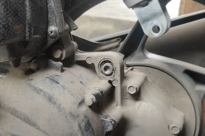 Bosh sokbreker belakang yang mulai rusak