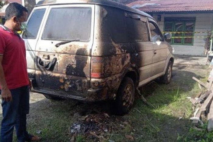 Mitsubishi Kuda hangus dibakar orang tak dikenal