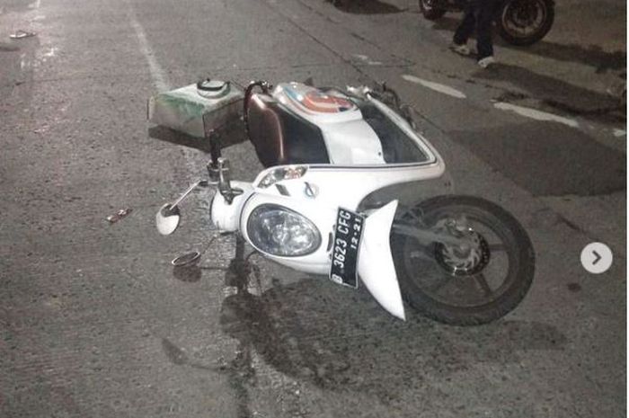 Honda Scoopy yang jatuh terpeselet tumpahan solar hingga pengendara tewas dilindas dump truck di Jl Letjen S Parman, Slipi, Palmerah, Jakarta Barat