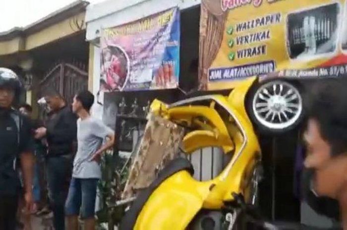 Vespa Sprint 150 i-Get tabrak nenek berusia 80 tahun lantas nyangkut pagar di Linggasari, Ciamis, Jawa Barat