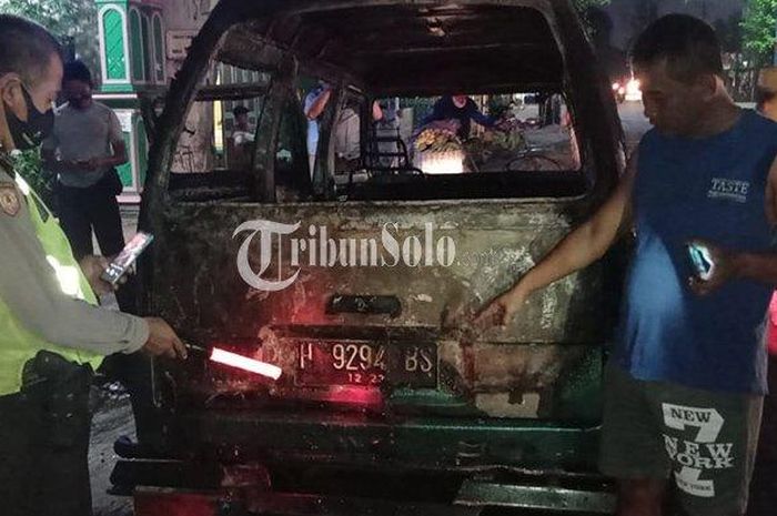 Daihatsu Zebra terbakar di depan pasar Gabugan, Tanon, Sragen, Jawa tengah
