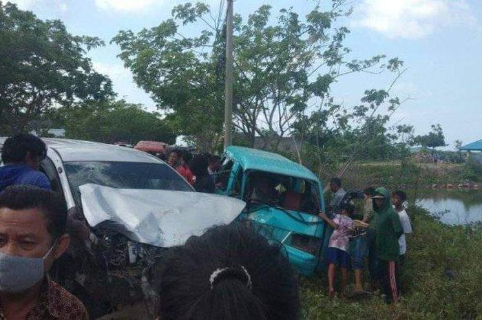 Toyota Avanza adu banteng dengan angkot di Samasiking, Borong Loe, Pajukukang, Bantaeng, Sulawesi Selatan