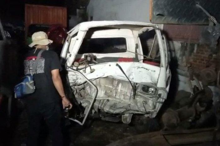 Kondisi Suzuki Carry pikap muat 10 orang usai terjun parit di desa Cerih, Jatinegara, Tegal, Jawa Tengah