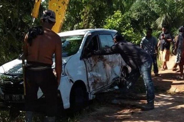 Kondisi mobil yang alami kecelakaan tunggal terbalik dan masuk saluran air.