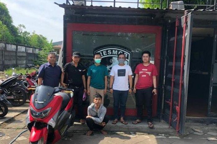 Doni (jongkok) beserta barang bukti Yamaha NMAX hasil curiannya