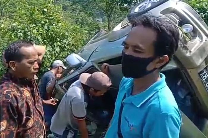 Kondisi Mitsubishi Kuda yang mengalami kecelakaan masuk ke jurang. (Tangkapan layar video warga)