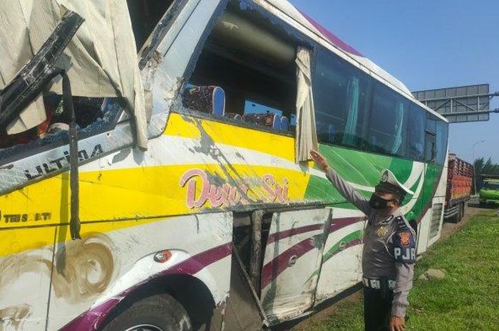 Bus Dewi Sri alami kecelakaan di Tol Cipali