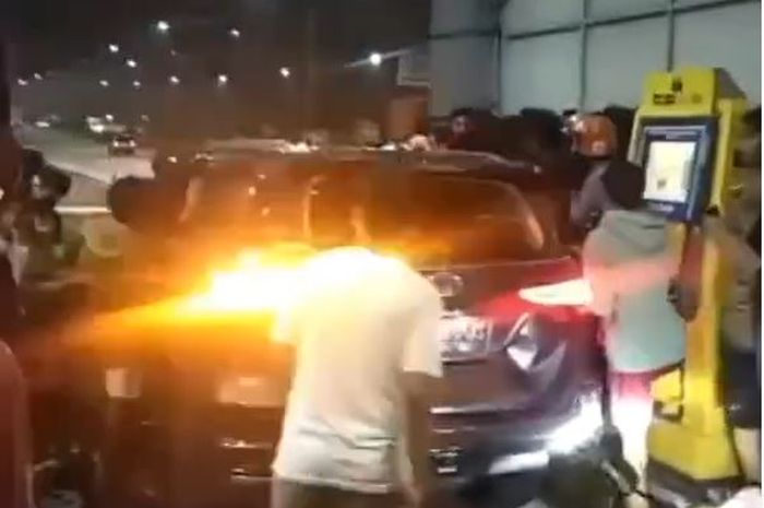 Toyota Fortuner dikejar dan diamuk massa di gerbang tol Ciledug 2, Pesanggrahan, Jakarta Selatan