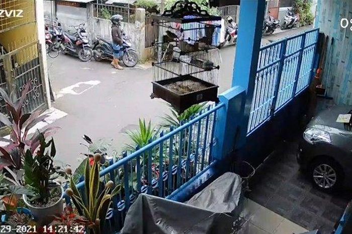 Aksi maling Honda BeAT yang terekam CCTV