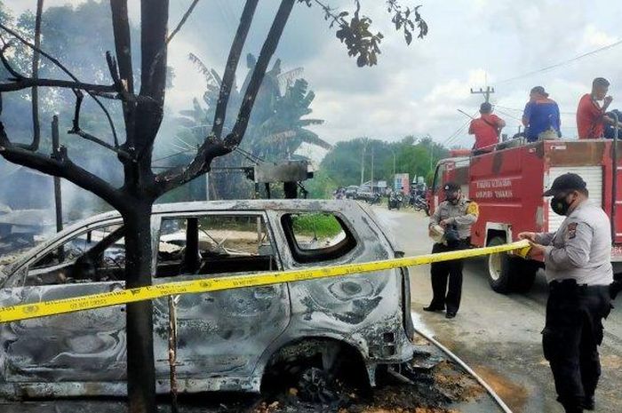 Toyota Avanza dan rumah penjual bensin eceran terbakar di desa Balai Pungut, Pinggir, Bengkalis, Riau