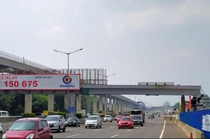 pembongkaran girder jembatan yang akan dilakukan oleh Kontrakor PT Kereta Cepat Indonesia China (KCIC) di Tol Jakarta-Cikampek untuk sementara waktu ditunda. 